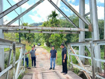 Bupati Kampar Tinjau Jembatan Penghubung Desa Tanjung Belit– Balung