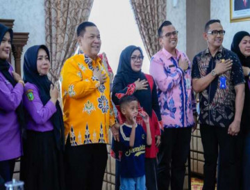 Plt. Gubernur Riau Antar Anak Asal Kampar Penderita Bocor Jantung ke Jakarta