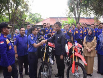 Serahkan 1 Unit Mobil dan 2 Unit Sepeda Motor  Penyelamatan, Bupati Kampar