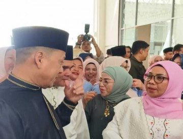Sekda Kampar Hambali Sambut Kedatangan Wakil Bupati Kampar di Bandara Sultan Syarif Kasim