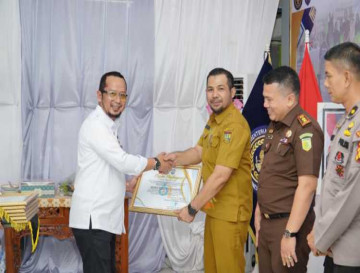 Hari Bakti Kemasyarakatan Kementerian IMIPAS RI Ke-61, Bupati Kampar Terima Penghargaan