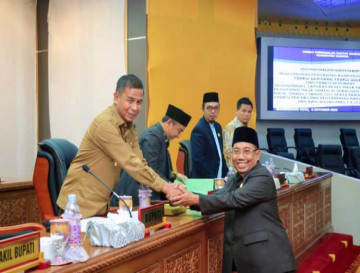 Paripurna DPRD Kampar, Bupati Kampar Sampaikan Pidato dan Serahkan KUA dan PPAS Tahun Anggaran 2026