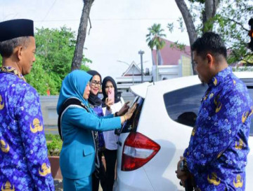 Bunda PAUD Kampar Sosialisasikan Wajib Belajar 13 Tahun, Bagikan Stiker Edukasi Kepada Masyarakat
