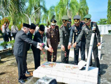 Pemerintah Kabupaten Kampar Ikuti Ziarah Makam Pahlawan Sempena HUT ke-80 TNI