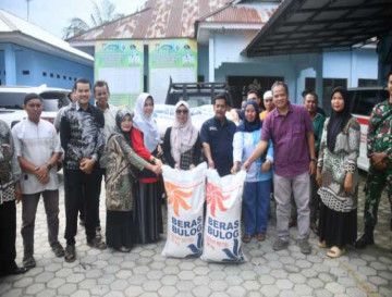 Wabup Serahkan Bantuan 2 Ton Beras Untuk Korban Banjir Kampung Pinang