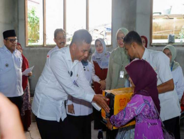 Bupati Kampar Ahmad Yuzar Terima Bantuan  Penyandang Disabilitas dari ATENSI Handayani Jakarta.