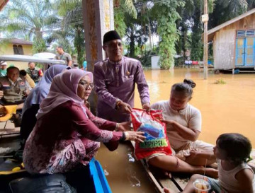 Naik Sampan, Wakil Bupati Kampar Dr. Misharti Temui Warga Serahkan Bantuan untuk Warga Terdampak