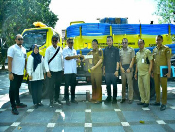 Pj Bupati Kampar Terima Langsung Hibah Satu Unit Mobil Tinja dari Kemetrian PU Perumahan Rakyat RI