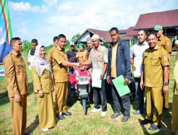 Bupati Kampar H. Ahmad Yuzar Kukuhkan UPJA Serta Serahkan SK dan Bantuan Alsintan Berupa Traktor