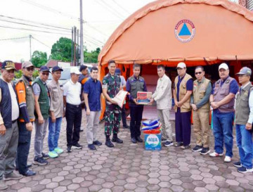 Bupati Kampar Serahkan Langsung Bantuan Bencana untuk Korban Banjir dan Longsor di Kabupaten Agam
