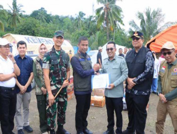 Serahkan Bantuan Bencana ke Tanah Datar, Bupati  Sambut Hangat Kehadiran Bupati Kampar Ahmad Yuzar