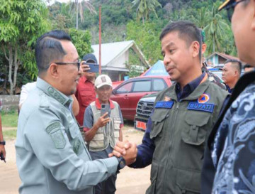 Terima Bantuan dari Bupati Kampar, Bupati Tanah Datar: Kedatangan Bupati Sitawa Sidingin bagi Kami