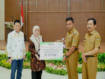 Bupati Kampar Salurkan Bantuan ATENSI Bagi Kelompok Rentan dan Eks Napi,Kemensos RI Sentra Handayani