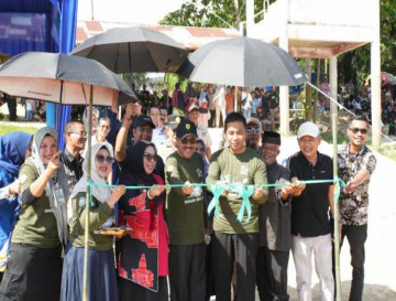 Bupati dan Wakil Bupati Kampar Buka Festival Pacu Sampan Kepala Naga di Desa Teratak Buluh