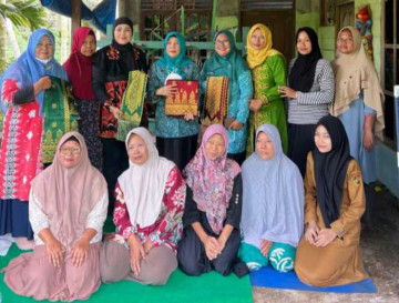Tinjau Pengrajin Songket Pagaruyung dan Tudung Saji Desa Petapahan, Ketua Dekranasda Kab.Kampar