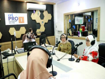 Sempena Hari Kartini, Wakil BupatiDr Misharti di daulat Menjadi Pembicara Pada dialog Interaktif RRI