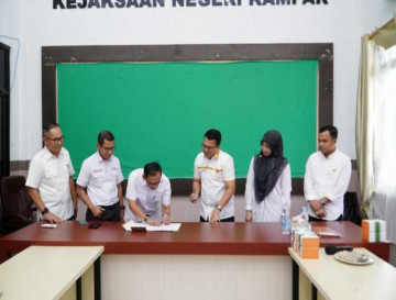 Plh Sekda Ir. H. Azwan, M.Si  Penandatanganan Berita Acara Penyelamatan Aset Daerah di Kejari Kampar