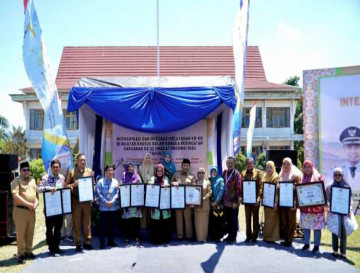 Puncak Harganas ke 32, Wakil Bupati Kampar Dr Misharti Serahkan Berbagai Penghargaan