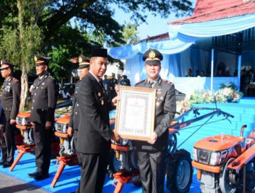 Hari Bhayangkara Ke-80, Kapolres Bacakan Amanat Presiden, Serahkan Penghargaan & 5 Unit Hand Traktor