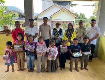 Kehadiran Bunda PAUD Disambut Meriah bercampur Haru oleh Anak-Anak PAUD