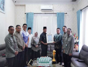 Sinergi BUMD dan Pemkab: BPRS Berkah Serahkan Penghargaan 'Top Pembina BUMD 2026' ke Bupati Kampar