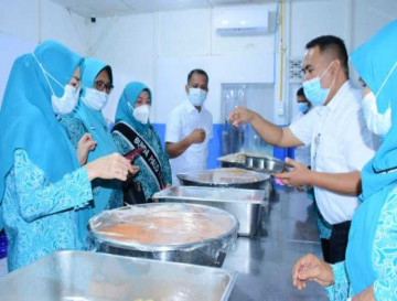 Lihat Langsung Pengolahan Dapur MBG, Ketua TP PKK Kampar Tinjau SPPG Kampar Utara