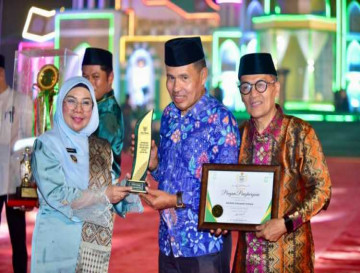 Terima Piala dan Penghargaan Baznas di Malam Penutupan MTQ