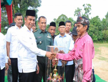 Angkat Miniatur Rumah Adat, Pak Zukirman dkk Juara Lomba Sampan Hias