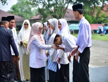 Wakil Bupati Kampar Dr. Hj. Misharti Pimpin Upacara Hari Santri Nasional 2026