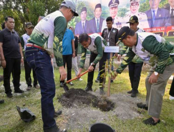 Sinergi Pemkab dan Kemenag kampar, Ahmad Yuzar Tanam Bibit Durian dalam Gerakan Penghijauan