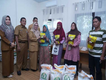 Wakil Bupati Kampar Serahkan Bantuan Sembako Dari Bapanas di Desa Sawah