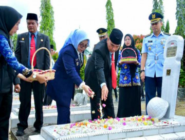 Sempena Harkitnas ke 118, Pemkab Kampar Lakukan Tabur Bunga di TMP Eka Kusuma Bakti