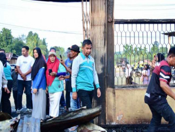 Tinjau Langsung Korban Kebakaran Silam, Dengan mata Berkaca-kaca  H. Ahmad Yuzar Serahkan Bantuan