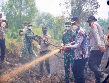 Tinjau Lokasi Kebakaran, Bupati Kampar Ikut Padamkan Api di Kecamatan Tambang