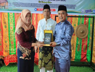 Resmi Ditutup, Kepala Balai Bahasa Riau Apresiasi Pelatihan Sastra Lisan Basiacuong LPP BAIK